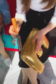 “兄弟睡觉压得胳膊都变色了，要不要叫醒他？”醒来一定很酸爽