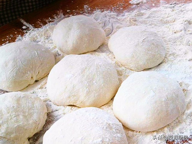 馒头发硬是酵母放少了吗,如何用酵母粉蒸馒头不塌陷不回缩