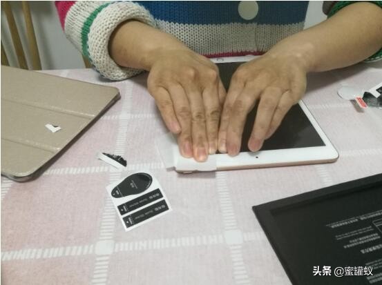 平板贴膜详细教程注意以下几点,怎么看平板贴膜了和没有贴膜