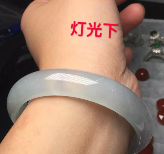 翡翠戴久了发黄是买到假货了吗,翡翠只要有荧光反应的全是假货吗