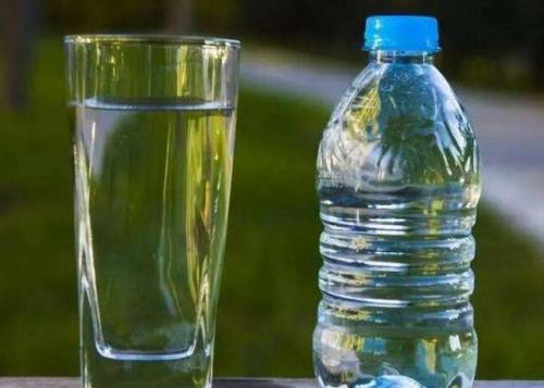 莫伸手，占小便宜偷瓶水，结恶果，毒死装修工人吃大亏，如何评价