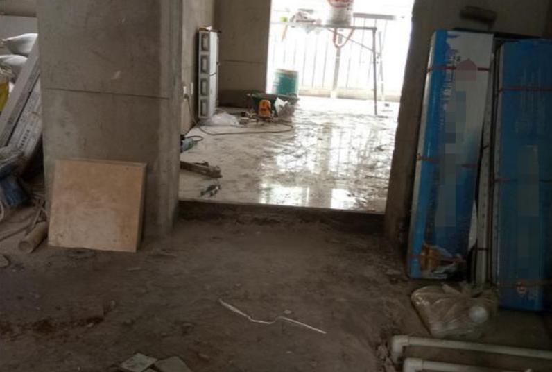 把地砖铺厚,师傅说好处很多,可当业主测量后,却说要换人