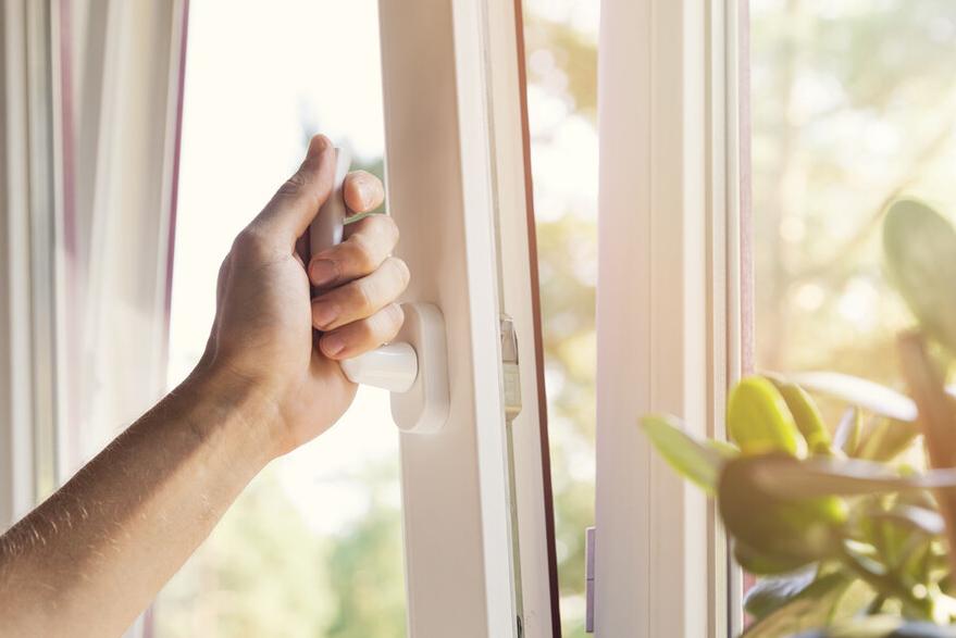 湿疹死皮粘着肉,湿疹粘在衣服上