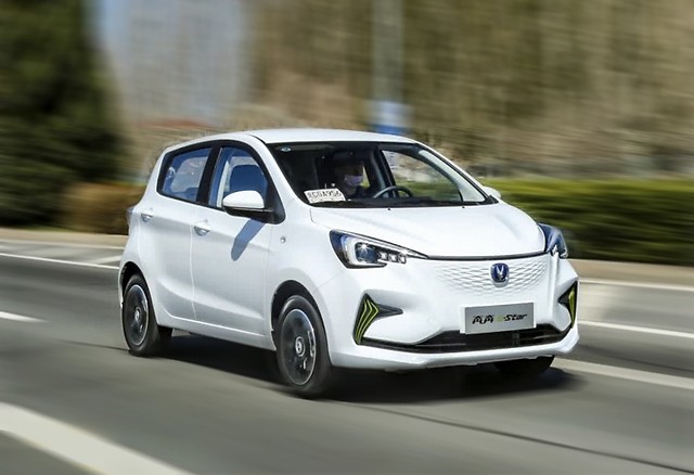 奇瑞qq冰淇淋宏光miniev,当年奇瑞qq车一代人的经典神车