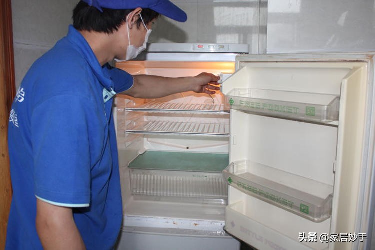 冰箱脏用水洗教你一招不用一滴水,冰箱脏了别用水擦教你一招