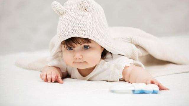 月子中心宝宝抓握能力训练,月子中心训练婴儿抬头