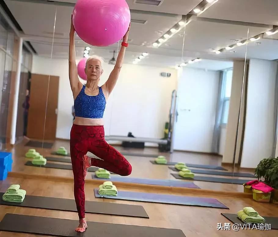 54岁奶奶健身6年逆生长似20岁少女,73岁天津白发奶奶坚持健身13年