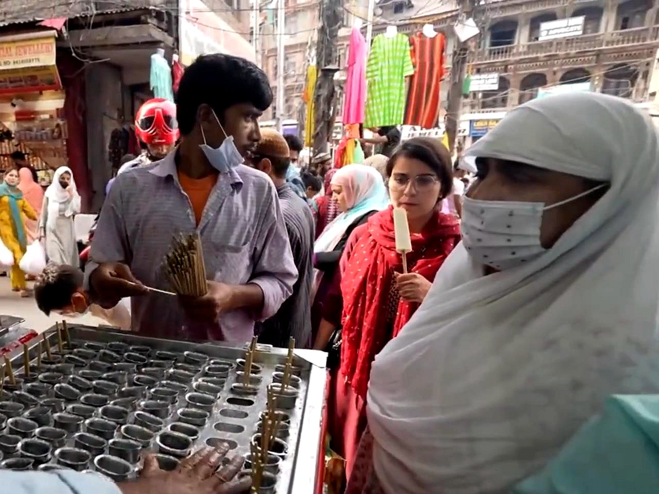 印度街头奇怪的不锈钢设备，看起来有点恶心，做的东西却卖疯了