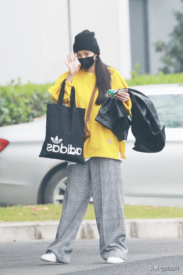 杨幂穿亮片毛衣搭配皮裤现身活动,杨幂最新私服夏天长袖绿色