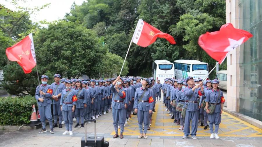 上井冈传承火种守初心，下豫章接续奋斗图新志——学校井冈山拓展培训活动纪实