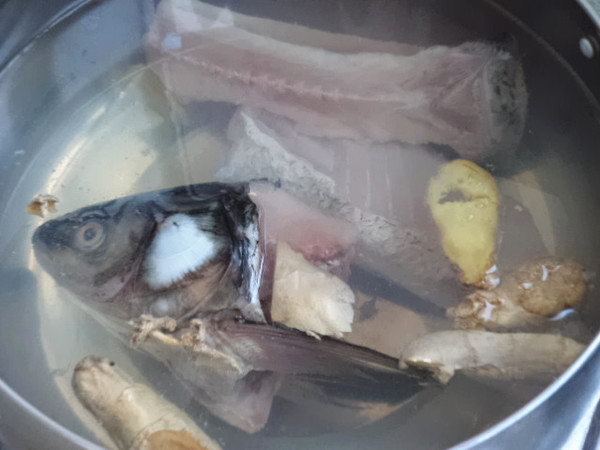 煮鱼汤要白,煮鱼汤时切记四放三不放