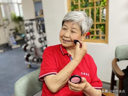 济南阿姨被骗后组团复仇，打击非法集资，有人自费*底卧**，有人自编喜剧，有人家老头开始做饭了