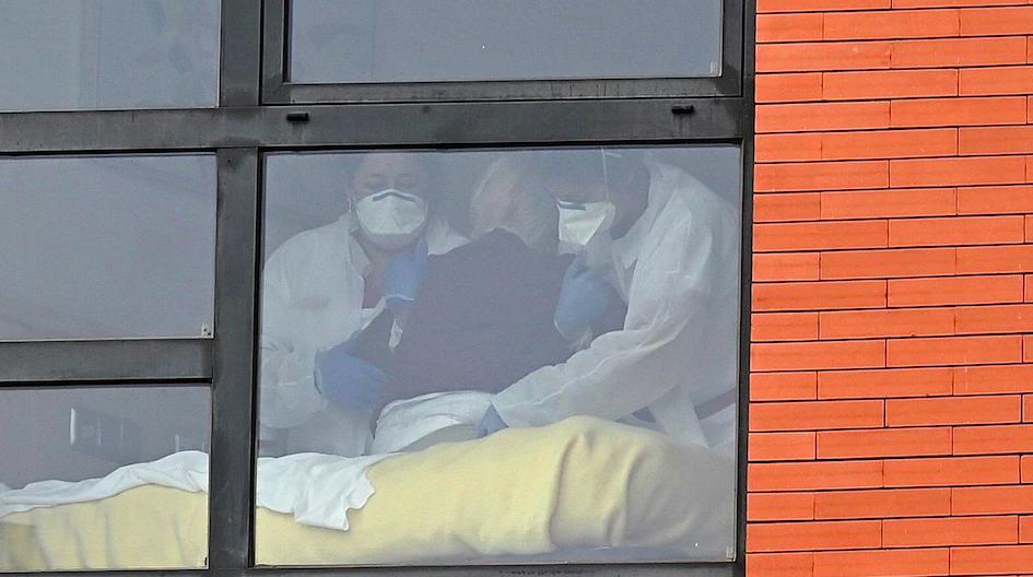 法国护士裸体抗议照片曝光:求求你!不要让我们赤裸面对病毒!!