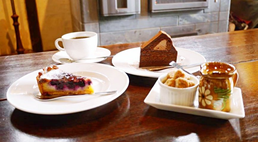 在阿尔卑斯山下一个中餐馆吃午饭,在阿尔卑斯山的悬崖喝杯咖啡