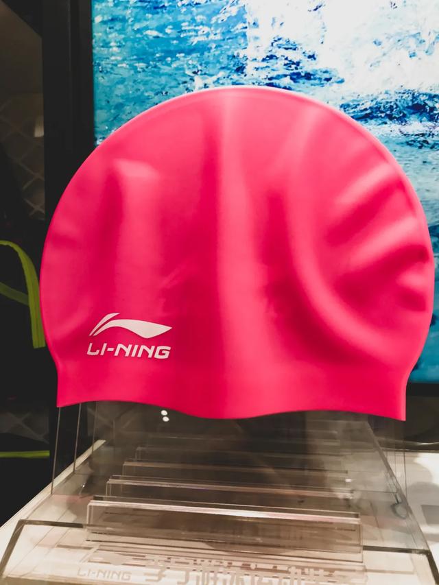 带娃游泳必须戴泳镜吗,儿童学游泳适合戴大框泳镜吗