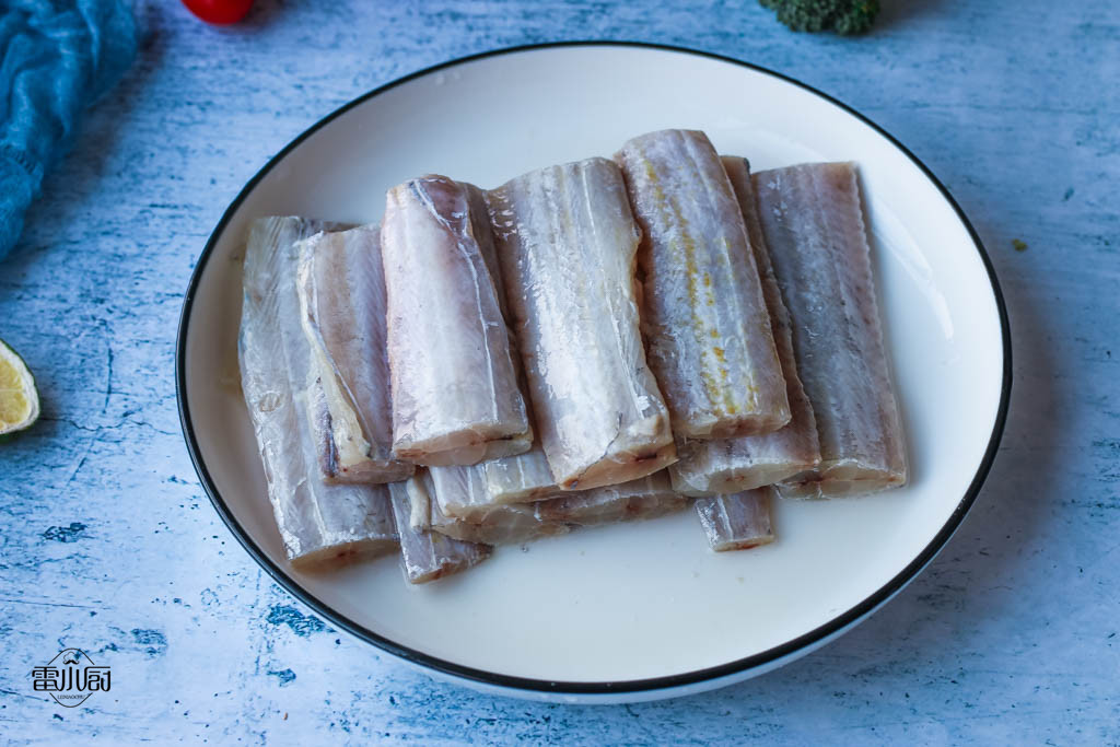 怎么煎冻的带鱼好吃不粘锅,带鱼怎么煎不粘锅不会破不加面粉