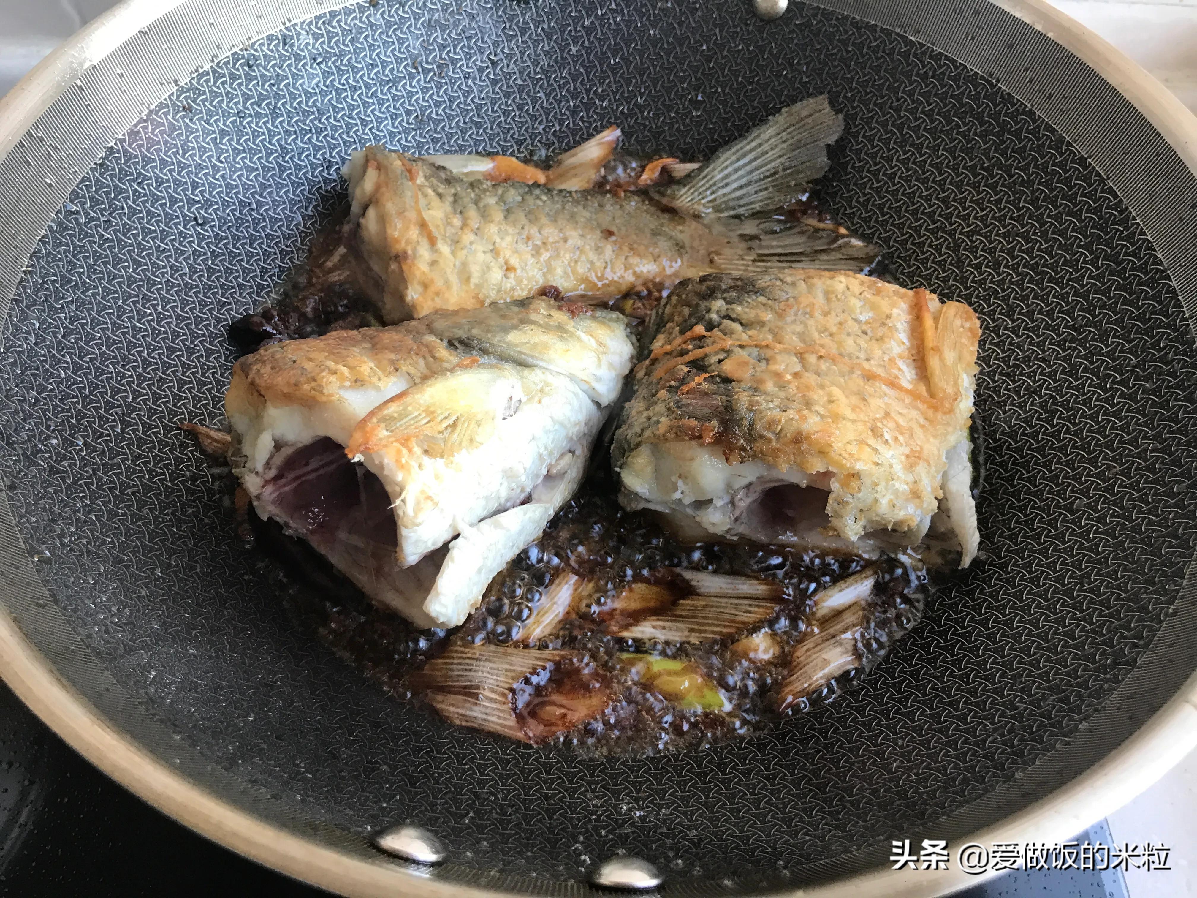 怎么炖小草鱼好吃家常做法视频,炖草鱼用热水锅还是凉水下锅好