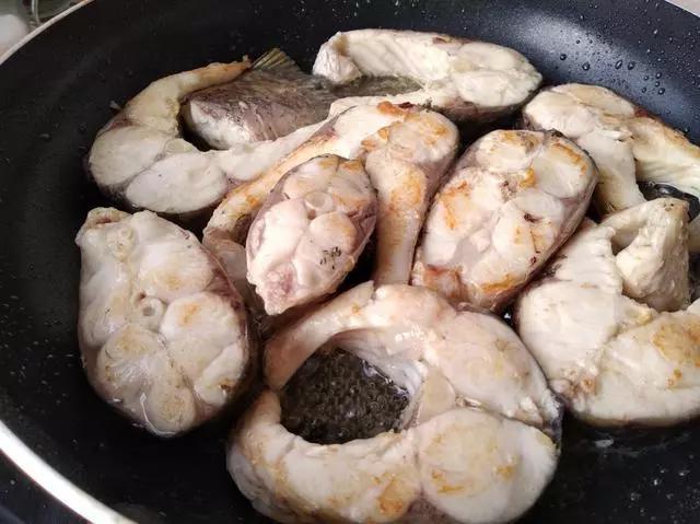 炖鱼需要放什么材料好吃不腥,清炖鱼怎么炖才能没有腥味儿