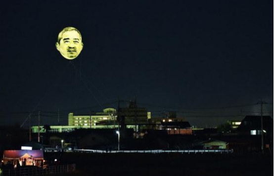 日本东京上空浮现神秘人脸,日本东京上空浮现神秘大脸木偶