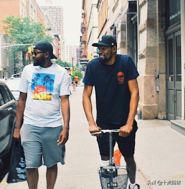 手术才半个月就能骑车逛街、泳池练投篮，杜兰特被质疑：诈伤？