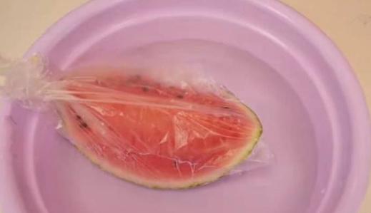 西瓜吃不完榨汁放冰箱,西瓜吃不完放冷冻