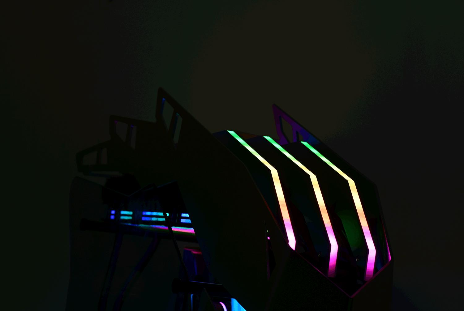 颜值与个性共舞，大水牛铁血战士异形机箱，越夜越有机