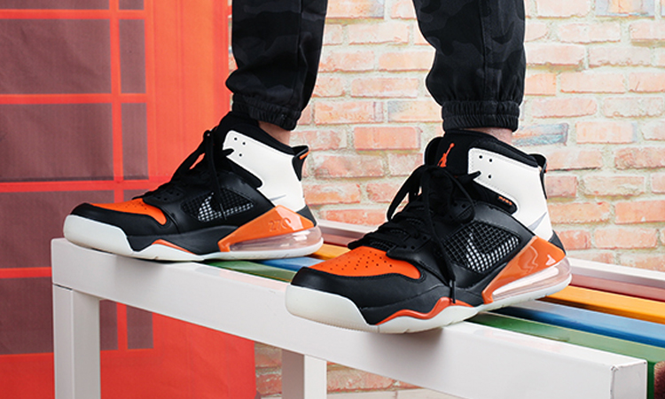 篮球博主扣碎篮板合集,乔丹扣碎篮板球鞋