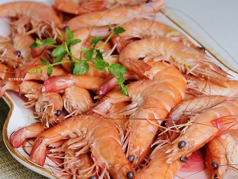 怎样把新鲜的虾变成嫩的水晶虾,冻虾怎么快速去虾线剥虾仁
