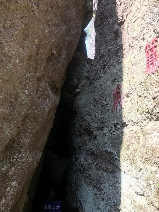 典型的丹霞地貌有碧水丹山之美誉,俯瞰丹霞地貌鬼斧神工令人惊叹