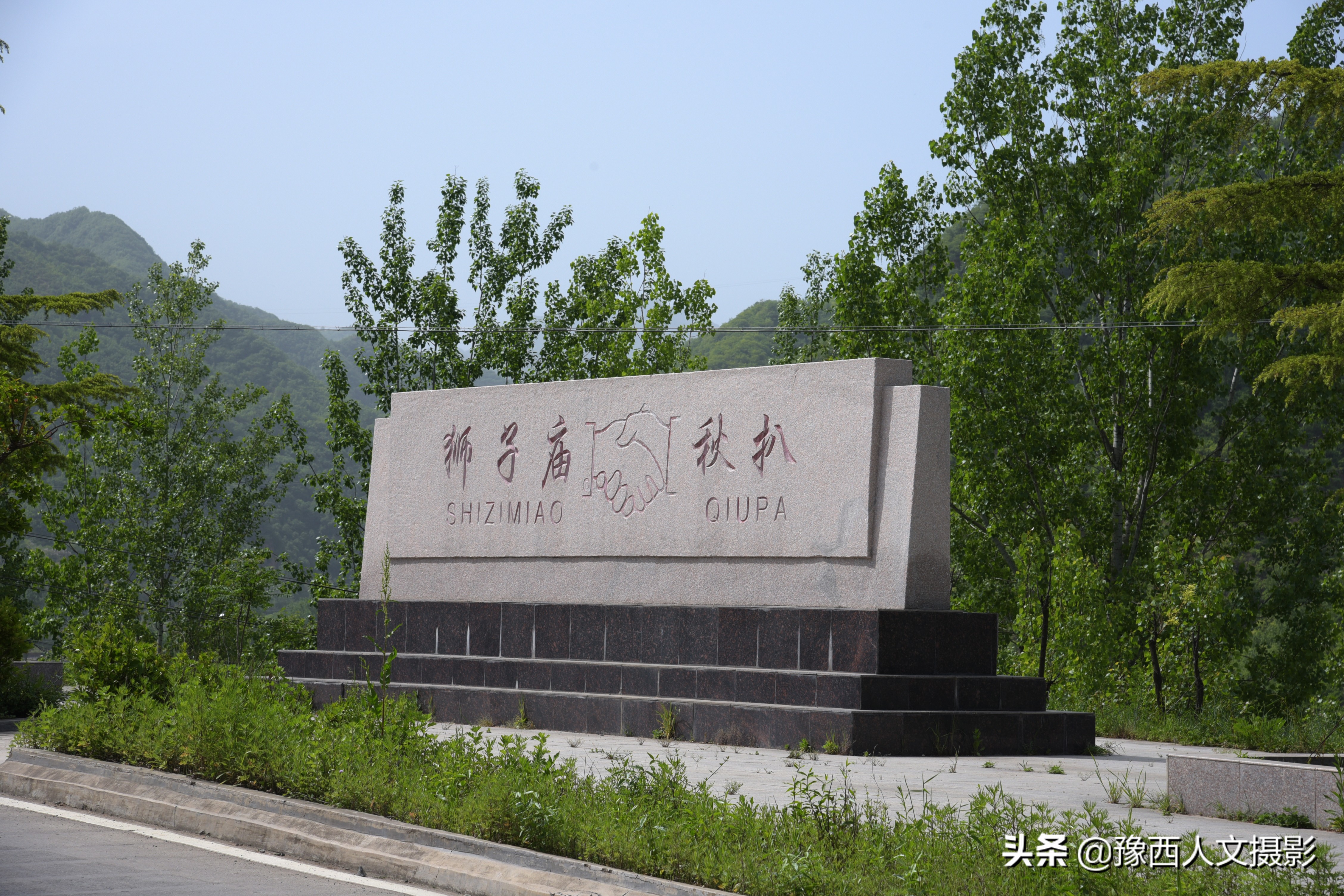 悬崖峭壁上现神秘山洞,大山山顶发现巨大深洞