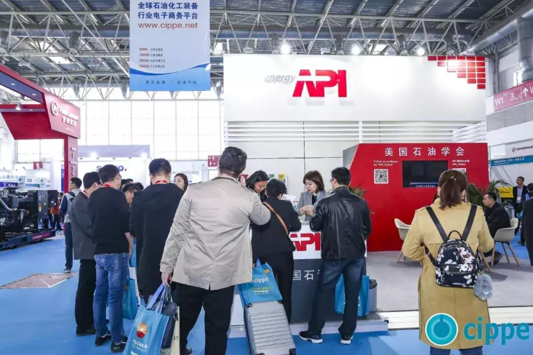 顾秀莲、马培华、李毅中、张来斌参加一年一度的世界石油装备大会cippe