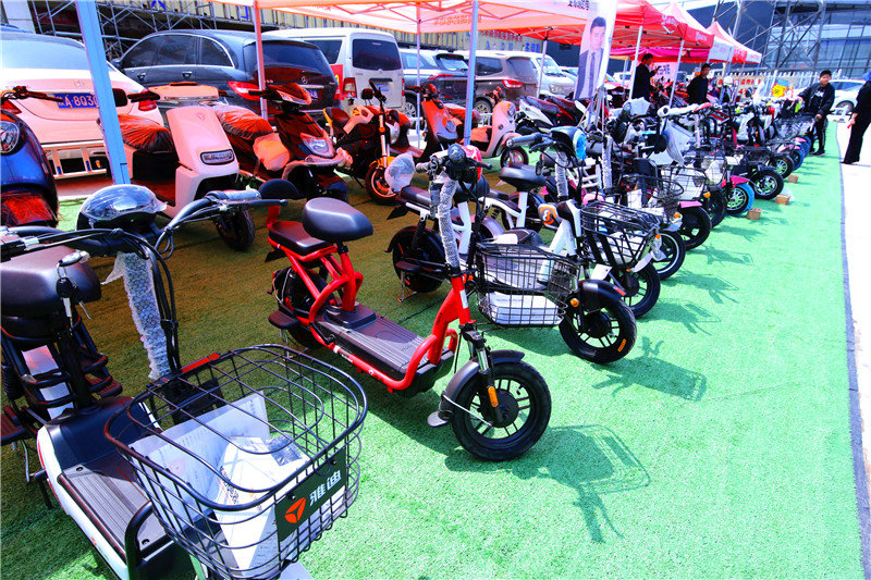 为了带老伴出去游玩方便两千多买了一辆两轮电动车