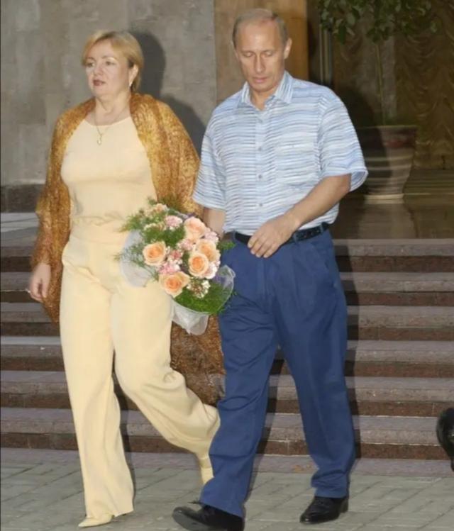 普京和柳德米拉离婚后见过面吗,普京与柳德米拉的爱情故事