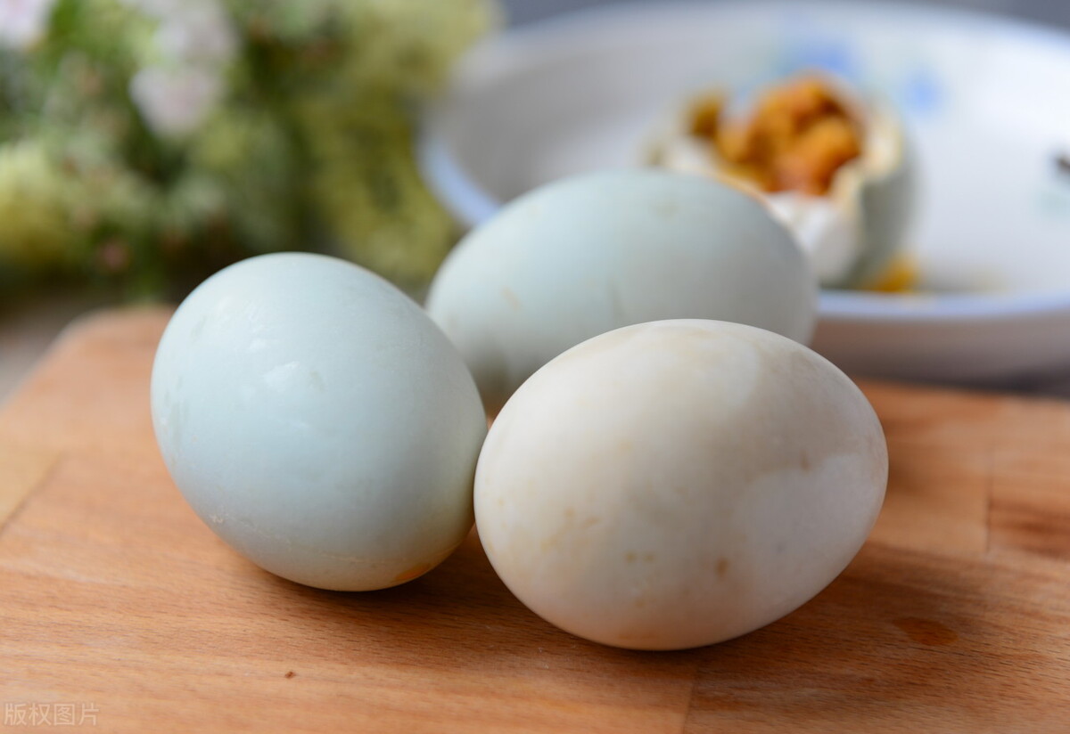 好吃又下饭的咸鸭蛋，教你自己在家腌，个个起沙流油，夏日必备