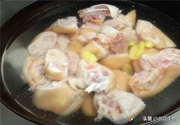 脆皮猪脚怎么弄才最好吃,三年的猪脚怎么做好吃