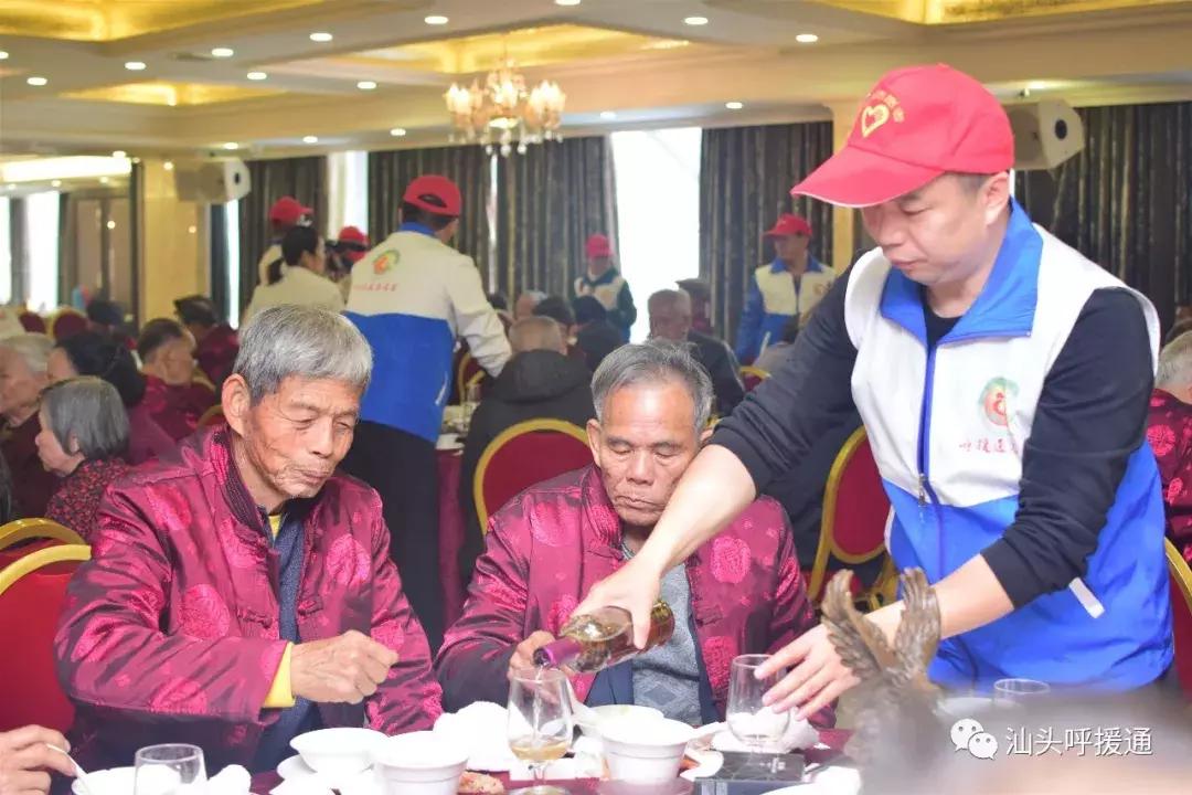 龙湖区第八个善待鳏寡百叟宴今举行铂晶大酒店多年资助大爱奉献