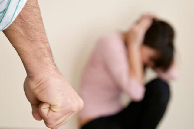 男子虐待妻子三年,49岁男子虐待女友