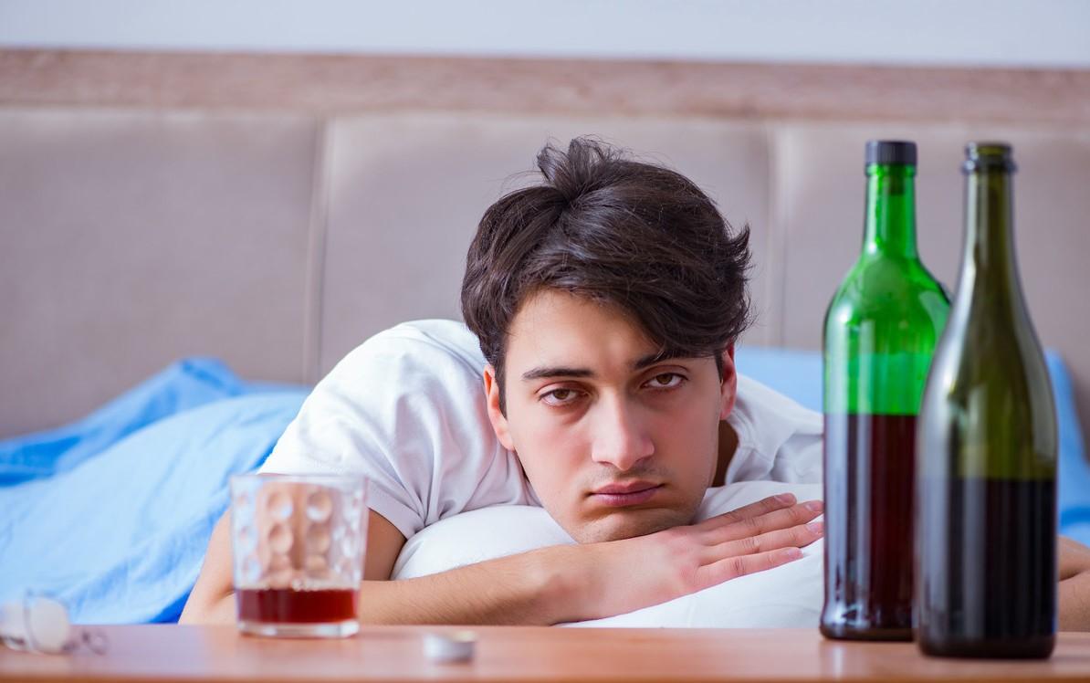 晚上一夜未眠早上喝酒助眠可以吗,晚上睡眠不好喝酒能助眠吗