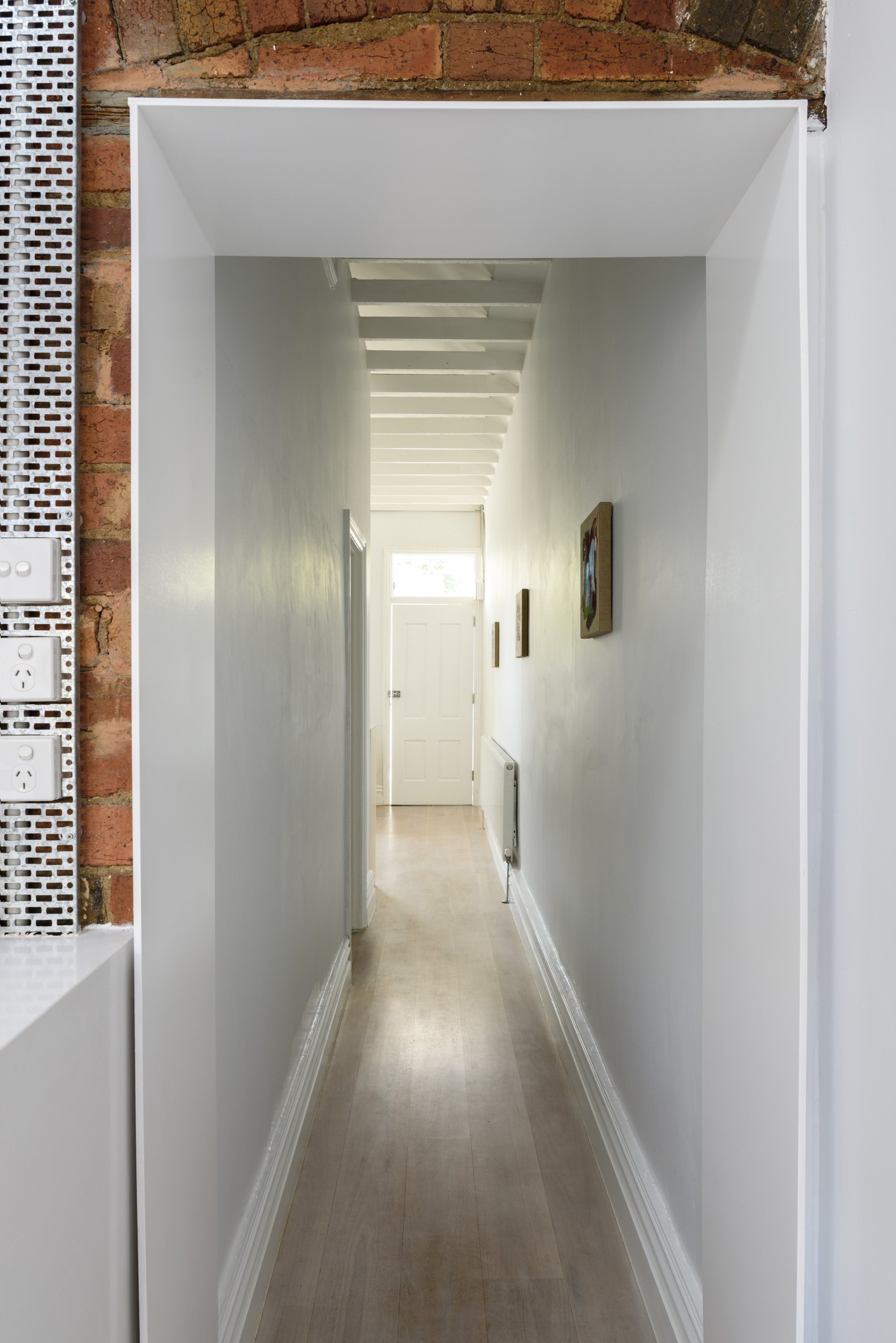 直线型台灯,带阁楼的英式小屋图片