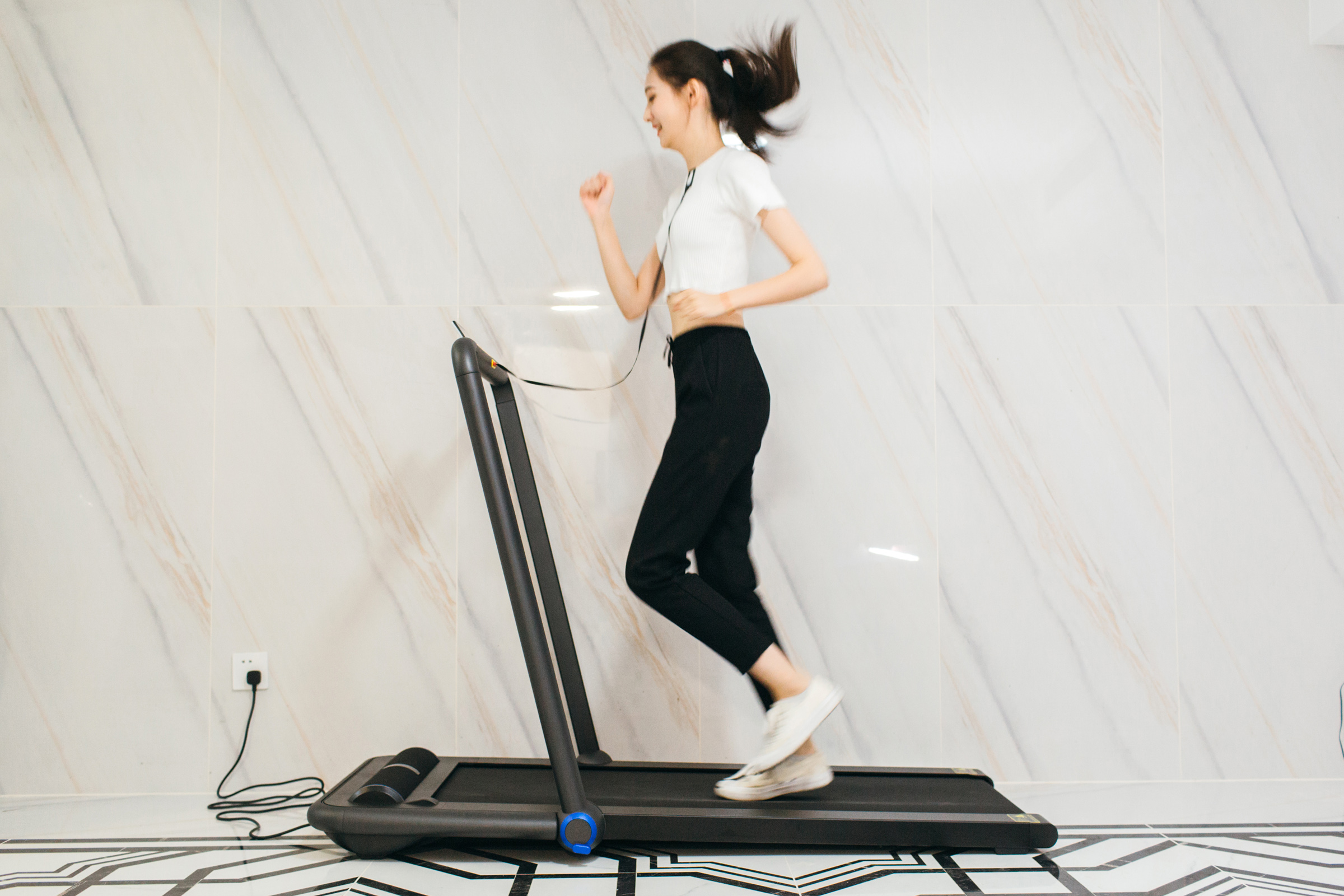 天猫精灵!小姐姐想跑步-小米有品小金K12语音跑步机体验