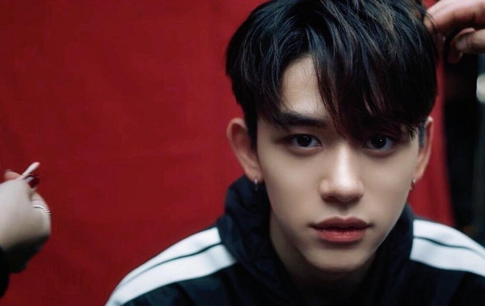 威神v删burberry相关，糊咖唯一资源没了，还被说立人设