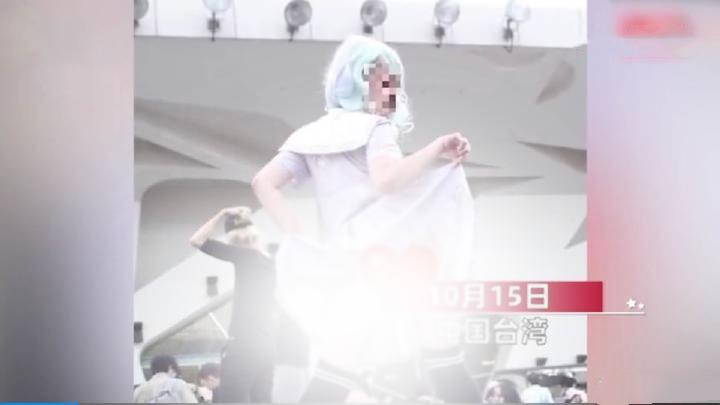 漫展再现神操作，女大学生真空上阵撩裙拍照，被抓后称不穿不犯法