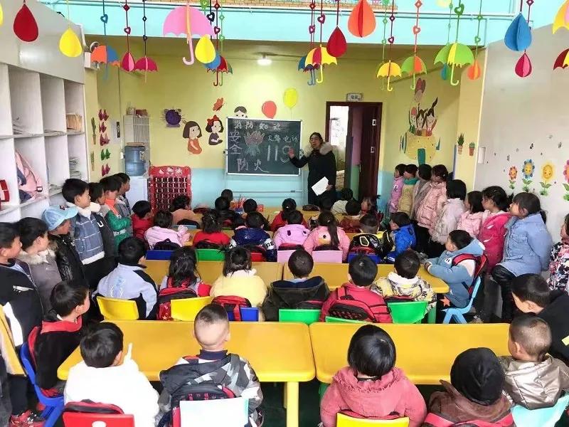 消防大队深入学校开展开学第一课,消防开学第一课直播民主街小学