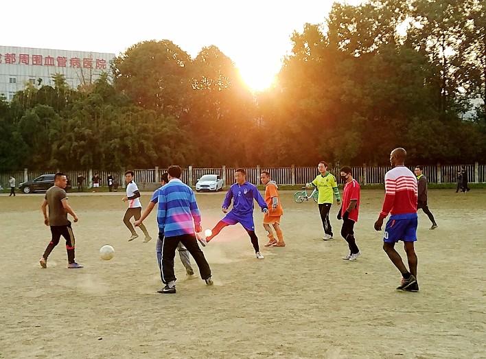 每一个努力打球的人都值得被尊重,每一个认真踢球的人都值得尊敬