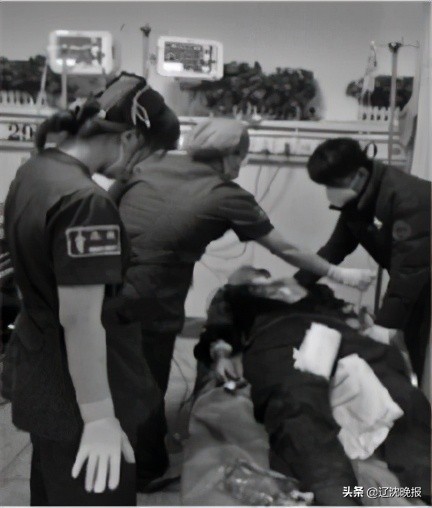 被刀割喉如何自救,刀片割伤止血