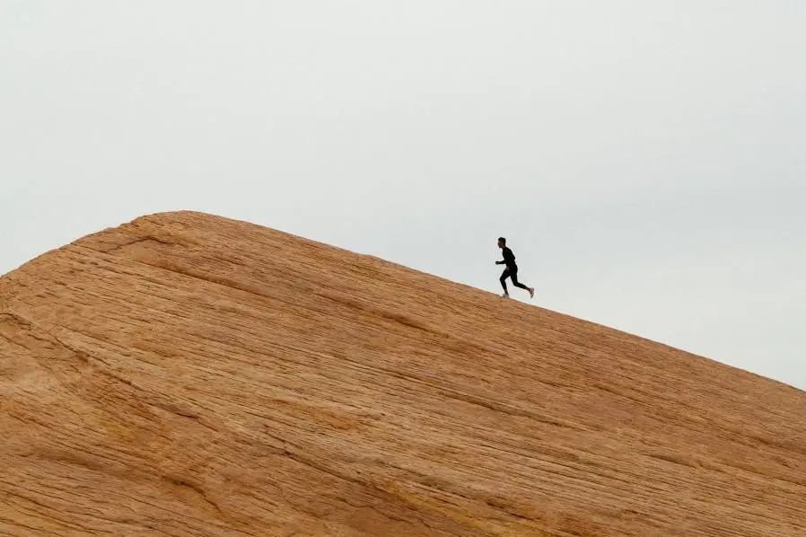 厚道人不吃大亏:修表匠逆袭,从负债累累到年入500亿