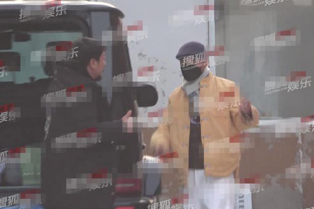 王宝强开豪车接送儿子，王子豪身高已到爸爸胸口，自强独立受好评