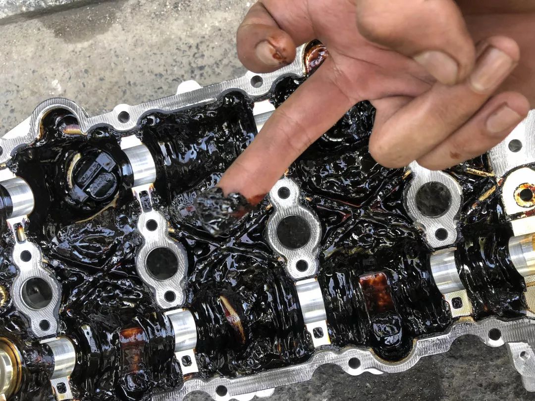 一年没跑多少公里要换机油吗,换机油多少公里必须换一次