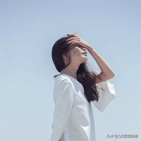 拍照时怎样克服不看镜头的尴尬感,解决拍照尴尬的技巧