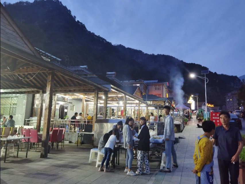 吃在驼梁，体验舌尖上的味道/郝贵云